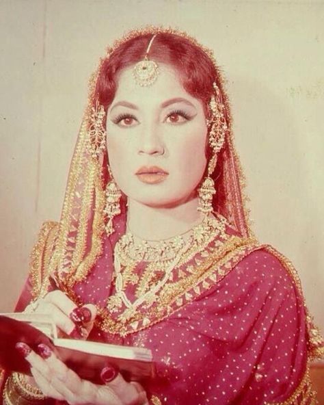 Meena Kumari on the sets of Pakeezah (1972) most likely during the filming of "inhi logon ne" #classic #legend #MeenaKumari #gorgeous #favorite Meena Kumari, Indian Retro, Retro Cinema, Pakistani Clothes, Retro Makeup, Retro Bollywood, Bollywood Photos, Indian Bridal Fashion, Vintage Icons