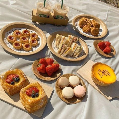 Makanan Cepat Saji, Picnic Date Food, Picnic Inspo, Simple Family Meals, Birthday Picnic, Aesthetic Birthday, Baji Keisuke, Picnic Birthday, Picnic Date