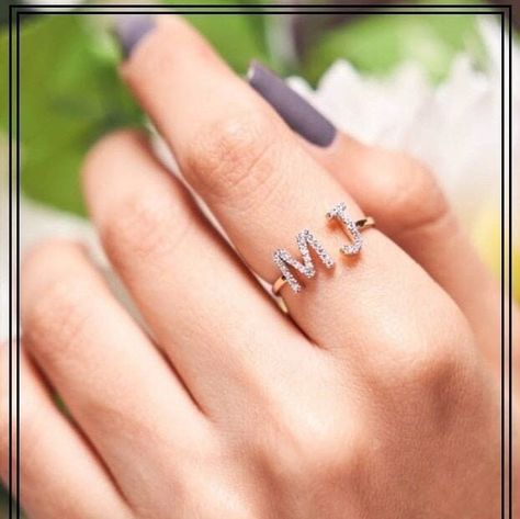 Unique Womens Wedding Rings, Pretty Wedding Rings, Alphabet Ring, Hand Jewelry Rings, Couple Ring Design, Ring Initial, Gold Finger Rings, Mangalsutra Design, Necklace Stack