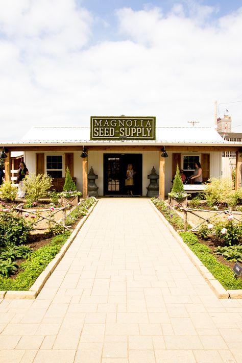 Farm Store Exterior, Farm Produce Stand, Country Store Fronts, Farm Store Building, Farm Store Ideas, Magnolia Store, Business Exterior, Farmhouse Sheds, Farm Cafe