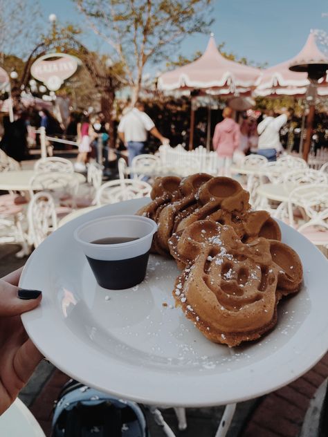 Mickey Waffles Aesthetic, Disneyland Desserts, Waffles Aesthetic, Mickey Waffle, Europe Vibes, Mickey Waffles, Disney Sweets, Disney Foods, Disney Poses