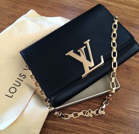 Tas Louis Vuitton, Tas Lv, Sac Louis Vuitton, Rich Luxury, Makeup Outfit, Lv Bags, Louis Vuitton Purse, Luxury Hair, Gucci Bags