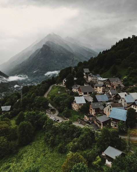 from my trip in Bourg-d’Oisans a couple of weeks ago, i sent my drone up from my room, and look at this amazing view 🚁 this is where we stayed, a small village midway up on the mountain Villard-Reculas ⛰️ if you ride up to the top, you come straight into Alpe d’Huez, with only 4 more kilometers to the Alpe d’Huez top 😎 and if you look closely, you can spot me in one of the windows 👀😆 🏷️: #bourgdoisans #bikeoisans #alpes #mountainviews #mountainvillage #alpedhuez #fromwhereidrone #droneview... Small Mountain Town, Landscape Top View, Dark Village, Town Scenery, Mountain Villages, Hillside Village, Bird Breeds, Mountain Village, Small Village