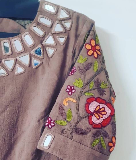 Instagram photo by Kalpana Doshi • Nov 30, 2020 at 9:43 AM New Mirror Work Designs Dress, Mirror Work Neck Designs For Kurti, Mirror Work Embroidery Kurti, Mirror Work Kurti Design, Mirror Work Kurti, Mirror Work Dress, Mirror Work Blouse Design, Kurti Sleeves Design, Mirror Work Blouse