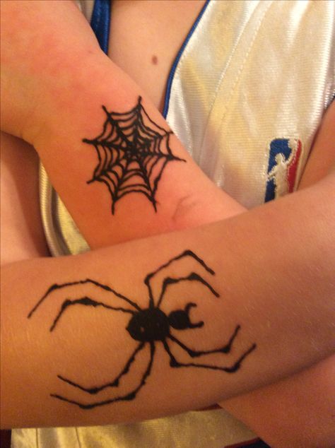 Charlie's Web Henna tattoo As crafted by Scarlett The Bunny Spider Mehndi Designs, Spider Mehendi, Spider Web Henna, Halloween Hand Tattoos, Henna Designs Spider, Spider Tattoo On Waist, Boy Henna, Henna For Boys, Halloween Henna