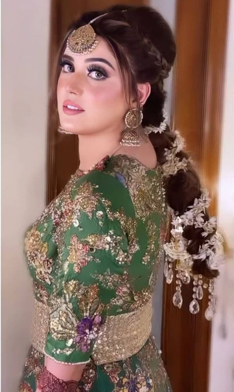 #pinterest#bride Kashees Hairstyle, Hairstyles Designs, Bridal Makeup Videos, Mehndi Hairstyles, Technology Devices, Hottest Hairstyles, Bridal Makeup Images, Latest Bridal Dresses, Pakistani Fashion Party Wear