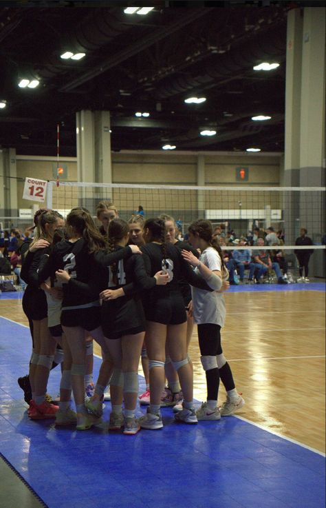 Volleyball team in a huddle! Highschool Volleyball Aesthetic, Volleyball Team Aesthetic, Highschool Volleyball, Volleyball High School, Volleyball Team Photos, Team Huddle, Volleyball Pics, Volleyball Team Pictures, Volleyball Photography