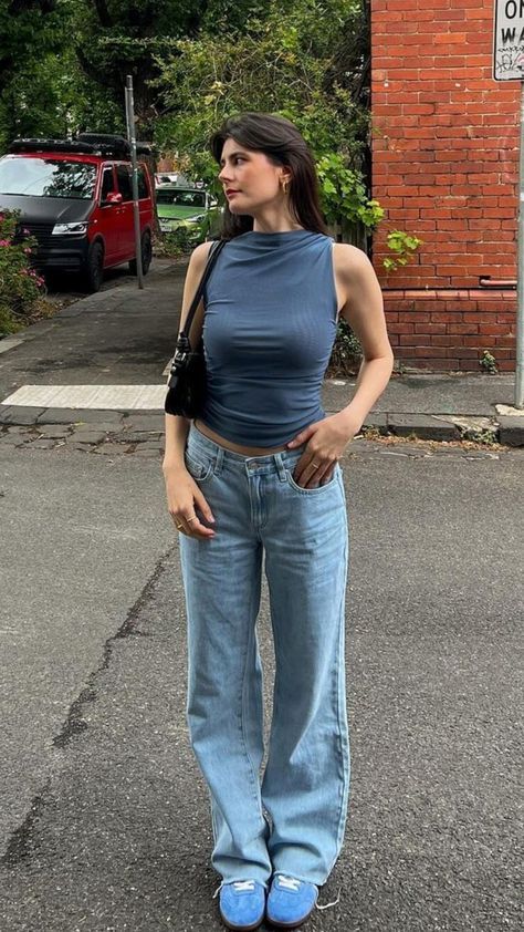 Navy Blue Top Outfit Ideas, Manila Outfit, Blue Tshirt Outfit, Flow 2000, Blue Top Outfit, Diverse Fashion, Japan Outfits, French Girl Aesthetic, Denim Jeans Outfit