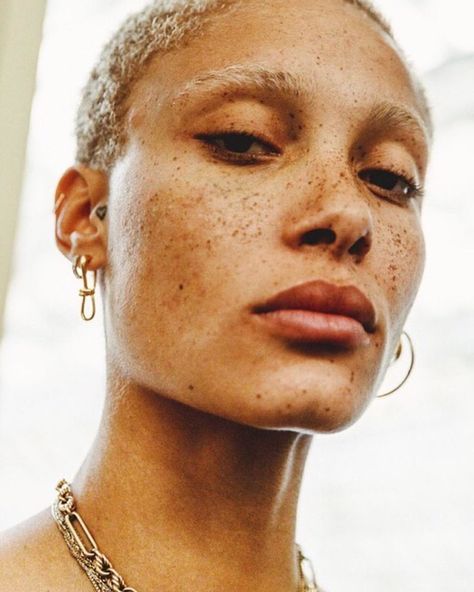 On the Ear Ajak Deng, Adwoa Aboah, Tiny Heart Tattoos, Short Hair Model, Tattoo Trend, Freckle Face, Fashion Model Photography, Tattoo Girls, Hair 2018