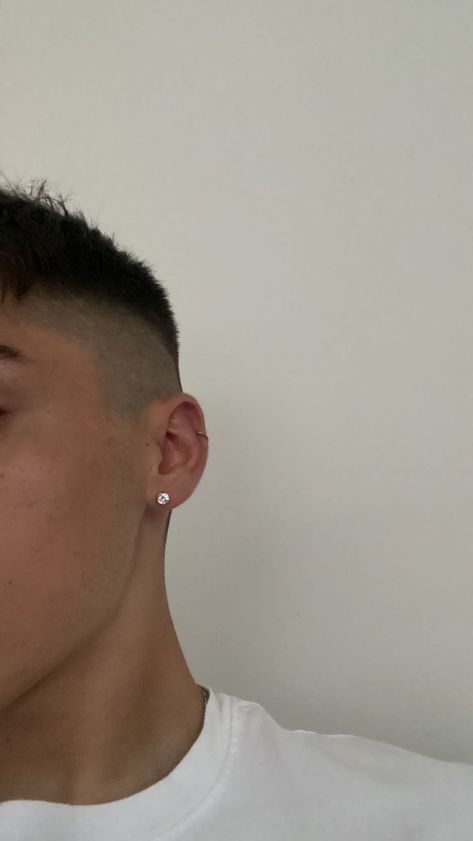 male ear piercing Ear Piercings Aesthetic Men, Guys Ears Pierced, Men With Earings Guys, Guys With Pierced Ears, Guy With Earrings Aesthetic, Ear Percinings Boys, Ear Piercing Men Aesthetic, Piercings Ear For Men, Earing Men Aesthetic