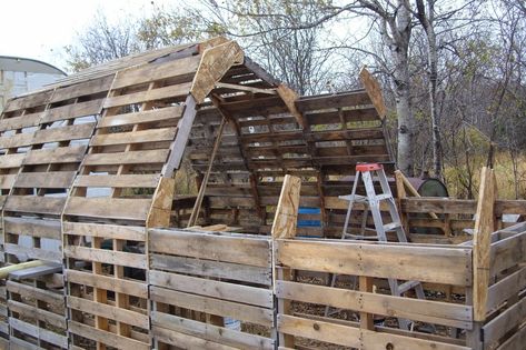 Pallet House Plans, Pallet Shed Plans, Pallet Barn, Pallet Building, Goat House, Pallet Shed, House Farm, Pallet House, Pallet Projects Furniture