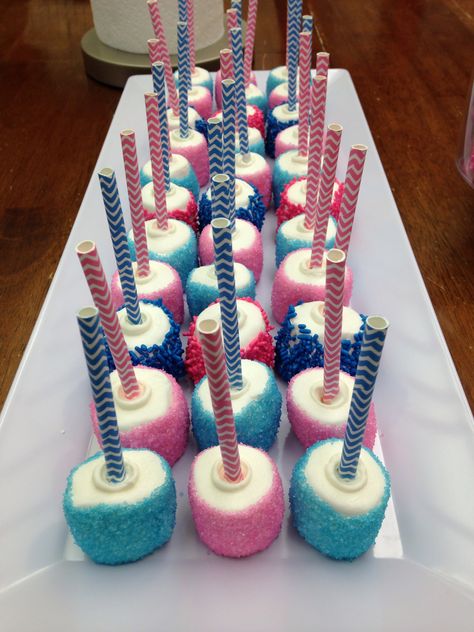 White Chocolate Dipped Marshmallows covered in pink and blue sprinkles for a gender reveal party. My mom made these, they're so adorable! Gender Reveal Marshmallows, Gender Reveal Ideas Food Snacks, Gender Reavel Foods, Gender Reveal Snacks Appetizers, Gender Reveal Snack Ideas Finger Foods, Gender Reveal Finger Food Ideas, Gender Reveal Snack Table, Gender Reveal Treat Table, Gender Reveal Snacks