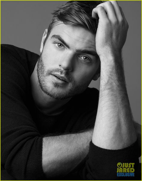 Alex Roe this man be prefect The Fifth Wave, Alex Roe, The 5th Wave, Forever My Girl, Walker Evans, Celeb Crush, Forever Me, Portrait Session, Just Jared