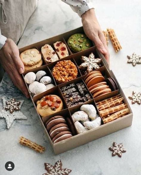 Cookie Box Photography, Christmas Dessert Gift Box Ideas, Packaging Christmas Cookies, Cookie Boxes Packaging Diy, Christmas Cookies Gift Packaging, Baked Goods Box, Christmas Cookie Box Ideas, Cookie Boxes Packaging, Christmas Cookie Gift Boxes