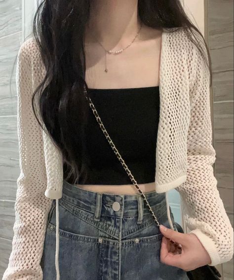 Korean Cardigan Outfits, Stylish Tops Fashion, White Cardigan Outfit, Images Terrifiantes, White Cropped Cardigan, Short Girl Fashion, Everyday Fashion Outfits, Designer Dresses Casual, Cardigan Outfits