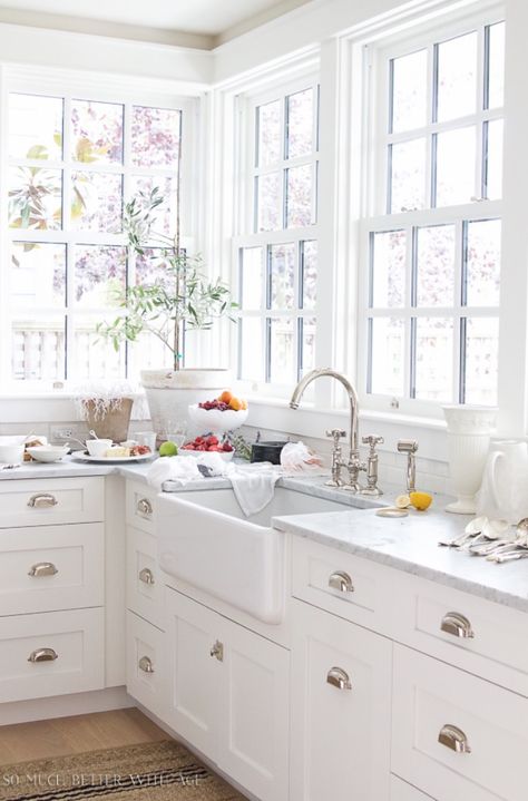 White Kitchen. Chrome Hardware. Farmhouse Sink. Corner Kitchen Windows, Kitchen With Corner Windows, Corner Window Kitchen, Kitchen Open Shelving Corner, Corner Kitchen Window, White Kitchen Hardware, Country Living Room Design, Window Corner, Estilo Cottage