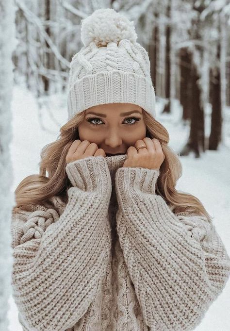 Winter Portraits Photography, Winter Senior Pictures, Snow Outfits For Women, Time For New Beginnings, Winter Shoot, Snow Photoshoot, Winter Portraits, Winter Travel Outfit, Snow Pictures