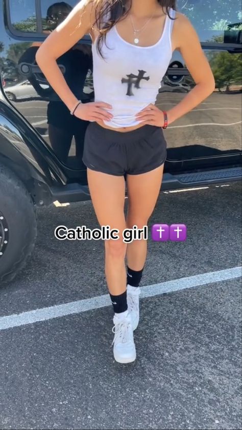 Hotty Hot Lululemon Outfit, Hotty Hot Shorts Outfit, Black Lulu Shorts Outfit, Lulu Lemon Shorts Outfit, Lulu Shorts Outfit, Emma Gonzalez, Lulu Lemon Shorts, Lulu Shorts, Lululemon Outfits