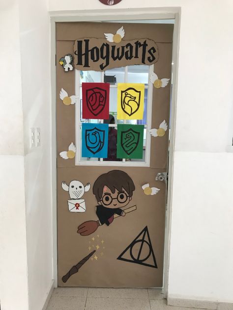 Classrom Harry Potter Harry Potter Birthday Decorations Free Printables, Harry Potter Door Decorations Classroom, Harry Potter School Decorations, Harry Potter Classroom Door, Harry Potter Door Decorations, Harry Potter Classroom Decorations, Kindergarten Hallway, Harry Potter Bulletin Board, Library Decoration Ideas