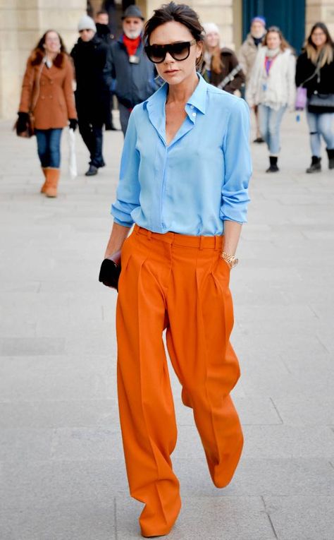 Orange Pants Outfit, Pantalon Orange, David And Victoria Beckham, Colour Combinations Fashion, Color Blocking Outfits, Orange Pants, Orange Outfit, Orange Fashion, 가을 패션