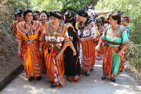 Algerian Clothing, African People, Berber Women, World Cultures, North Africa, Historical Clothing, Renewable Energy, African Clothing, The Search