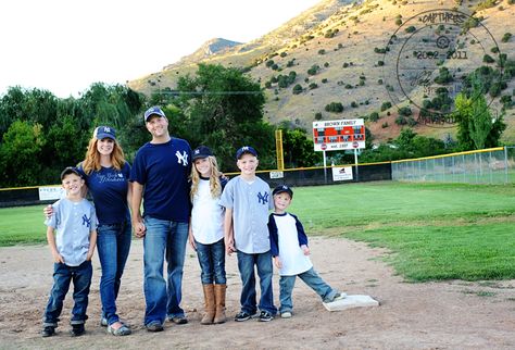 Baseball Senior Pictures, Softball Photography, Baseball Family, Fun Family Photos, Softball Pictures, Photography Journal, Family Christmas Pictures, Family Picture Poses, Baseball Pictures