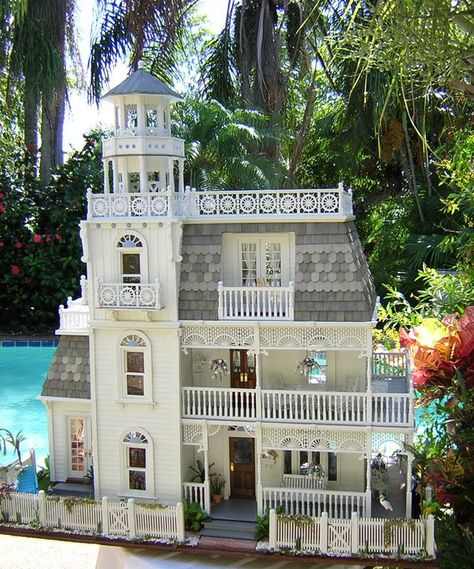 Front - I also pinned the inside of the beautiful dollhouse...................Dollhouse Minis: The Key West Island House ~ Robin Carey Key West House, Theme House, Dollhouse Interiors, Mini Dollhouse, Victorian Dollhouse, Victorian Dolls, Island House, Miniature Rooms, Island Living