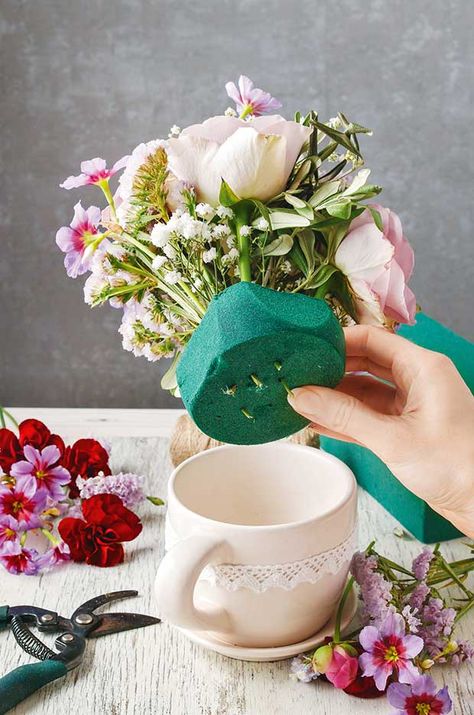 How to arrange a simple yet beautiful bouquet using flowers from the garden - thisNZlife Small Flower Arrangements Gift, Coffee Mug Flower Arrangement, Mug Flower Arrangements, Simple Flower Arrangements, Mini Arrangements, Small Floral Arrangements, Flower Bouquet Vase, Small Flower Arrangements, Indoor Greenery