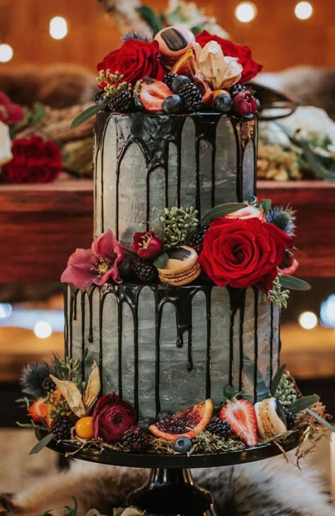 100 Pretty Wedding Cakes To Inspire You - Fabmood | Wedding Colors, Wedding Themes, Wedding color palettes Gothic Winter, Gothic Wedding Cake, Halloween Wedding Cakes, Colorful Wedding Cakes, Pretty Wedding Cakes, Wedding Themes Summer, Halloween Themed Wedding, Wedding Cake Roses, Black Wedding Cakes