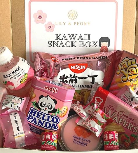 Snacks Japonais, Japanese Snack Box, Pink Snacks, Hello Panda, Choco Pie, Strawberry Drinks, Strawberry Jelly, Kawaii Cooking, Asian Snacks