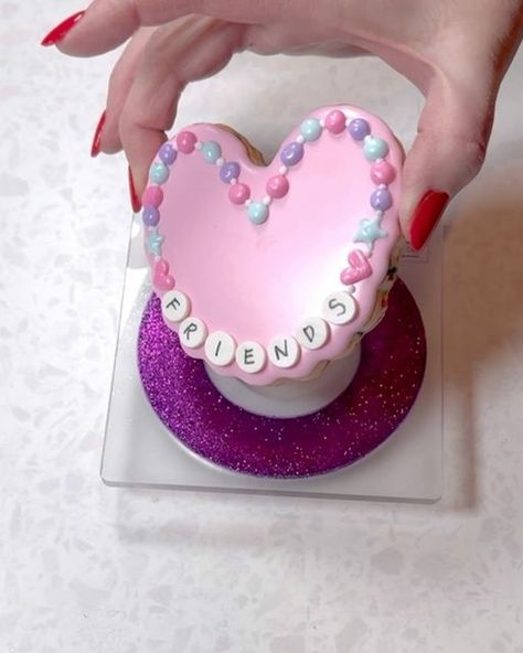 Christine J. Bodouva on Instagram: "Here’s another cute friendship bracelet cookie! I love this trend! Swipe ➡️ for a tutorial of my favorite way to make flat beads! . . . . . . . . .  #cookiedecoratingvideo  #royalicingcookies  #customsugarcookies #valentinescookies #valentinesdaycookies #cookietutorial #portwashingtoncookies   #swiftie #friendshipbraceletcookies #friendshipbracelets" Friendship Bracelet Sugar Cookies, Friendship Bracelet Cookies Decorated, Friendship Bracelet Cookies, Friendship Cookies Decorated, Swift Party, Icing Transfers, Valentines Cookies, Cute Friendship, Royal Iced Cookies