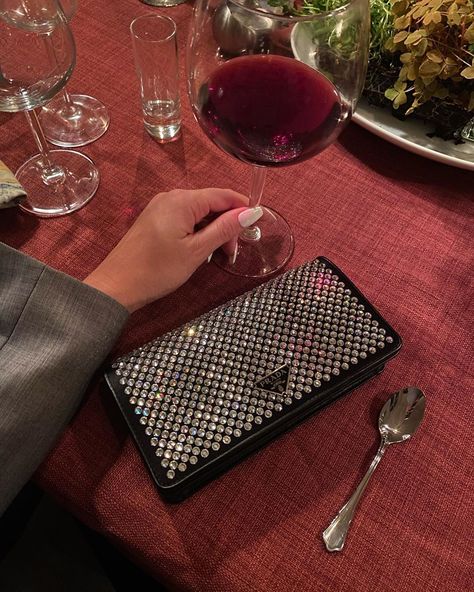 Cartier Rug, Estilo Preppy, Classy Aesthetic, Glass Of Wine, Rich Girl, Red Aesthetic, Backpack Purse, Who What Wear, Luxury Lifestyle