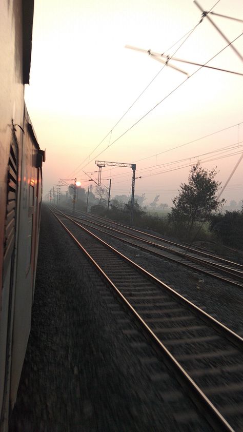 Train View Aesthetic, Train Asthetic Picture, Train Snap, Train Status, Train Aesthetic, City Life Photography, Boy Blurred Pic, Travel Picture Ideas, Indian Railways