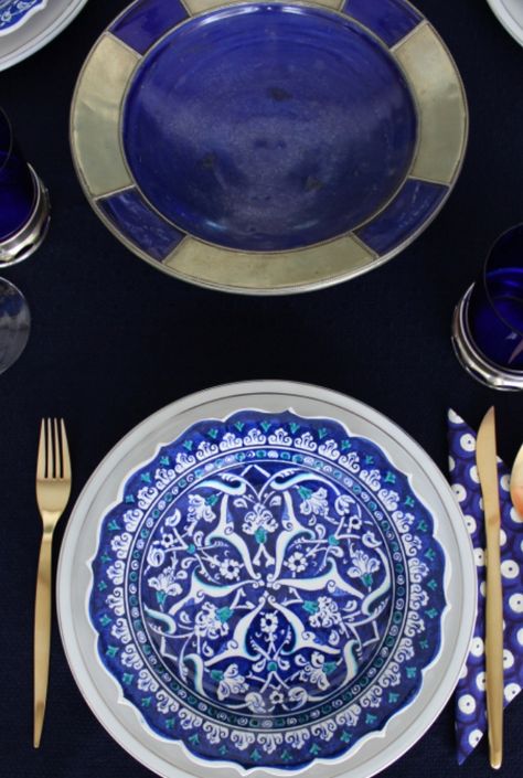 Turkish Table Setting, Blue And White Tablescapes, Blue And White Table Setting, White Table Setting, Turkish Decor, Turkish Textiles, Dining Etiquette, Turkish Style, Table Inspiration