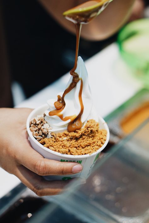 Yao Yao, Ice Cream Photography, Frozen Yogurt Shop, Yogurt Ice Cream, Ice Cream Brands, Frozen Yoghurt, Food Photography Inspiration, Soft Serve Ice Cream, Food Ads