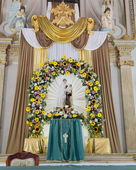 Altar a la virgen del Carmen 🙌🏻 en tonos de telas doradas, blancos y café acompañadas con un arco floral 🤩 Church Altar, Altar Decor, Altar Decorations, Church Decor, Floral, On Instagram