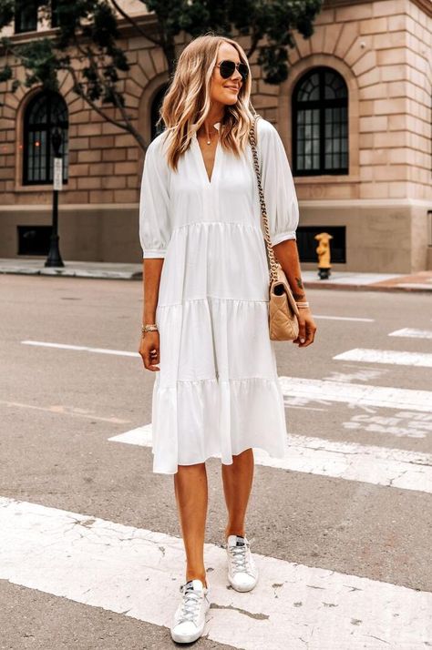 23 Ways to Wear a Pair of White Sneakers - Pretty Designs White Midi Dress Outfit, White Sneakers With Dress, Dress And Sneakers Outfit, Midi Dress Outfit, White Dress Outfit, Sparkly Prom Dress, Fashion Jackson, White Midi, Midi Dress Summer