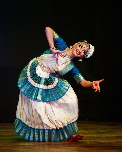 Mohiniyattam Costume, Mohiniyattam Photography, Mohiniyattam Poses, Mohiniattam Dance, Mohiniyattam Dance, Moon Images Hd, Bharatanatyam Dancer, Indian Classical Dancer, Bharatanatyam Poses