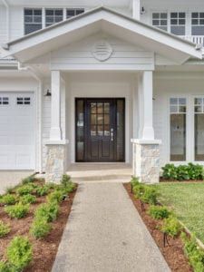 Hezzelic Homes Coastal Hamptons - Intrim Mouldings Modern Hamptons Exterior, Hamptons Entrance, Hamptons Style Front Door, Hamptons Facade Australia, Hamptons Front Door, Hamptons Entry, Hampton Style Homes, Hamptons Style Exterior, Hampton Exterior