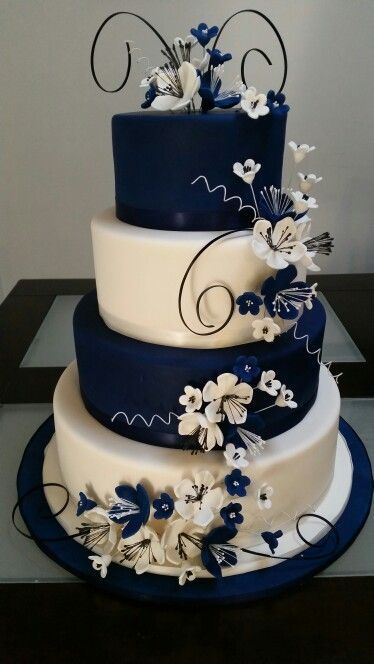 Wedding Cake Dark Blue, Cake Quinceanera, Navy Blue Wedding Cakes, Quince Cakes, Old Fashioned Wedding, Wedding Cake Navy, 4 Tier Wedding Cake, Wedding Cake Pearls, Blue Quince