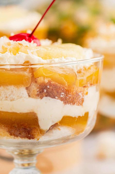 Pineapple Trifle, Upside Down Desserts, Trifle Bowl Recipes, Caramelized Pineapple, Trifle Dessert Recipes, Pineapple Cheesecake, Whipped Cream Desserts, Homemade Whipped Cream Recipe, Cheesecake Trifle