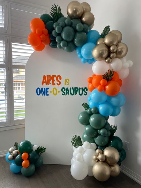 One A Saurus Birthday, Dinosaur Birthday Theme, Dinosaur Balloons, Dinosaur Birthday Cakes, Ideas Cumpleaños, Dinosaur Birthday Party, Balloon Decor, Birthday Themes, Dinosaur Party