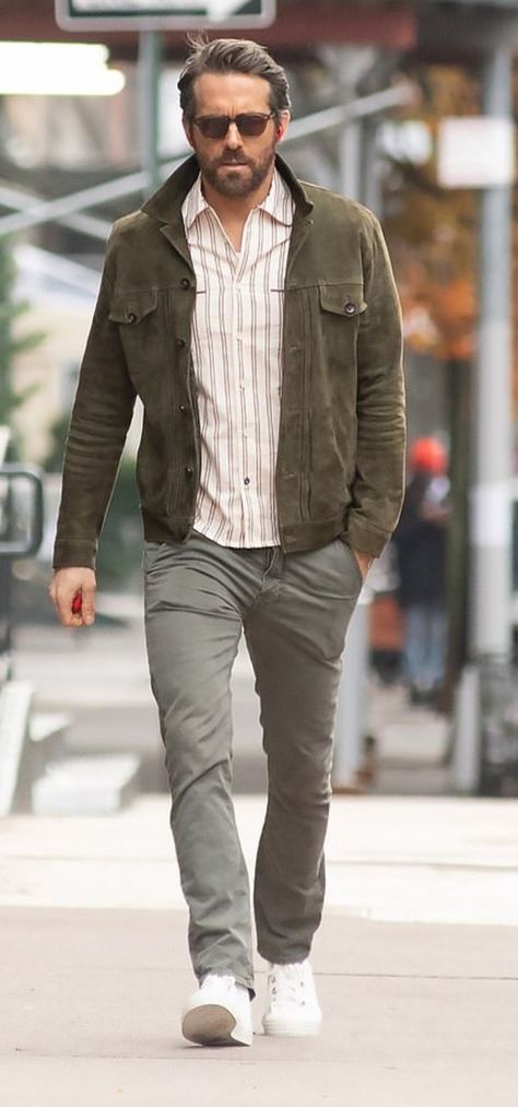 Dad Bod Outfits, Dad Bod Fashion, Ryan Reynolds Style, Dad Outfits, Mens Business Casual Outfits, Smart Casual Men, Stylish Men Casual, Mens Casual Dress Outfits, Dad Bod