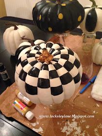 Mackenzie Childs Diy, Creative Pumpkin Painting, Dekorasi Halloween, Mackenzie Childs Inspired, Mckenzie And Childs, Hand Painted Pumpkin, Fake Pumpkins, Labu Halloween, Halloween Pumpkin Designs