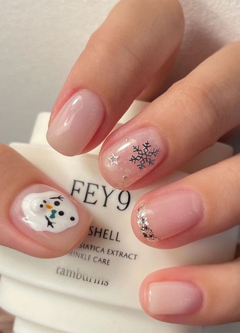 27 Charming Winter Nail Designs : Melted Snowman + Snowflake Natural Nails Simple Nail Art Christmas, Winter Korean Nails, Christmas Nails Korean, Christmas Nails Minimalist, Christmas Nail Inspo Simple, Nail Art Christmas Designs, Nails Winter Simple, Korean Christmas Nails, Nails Snowman