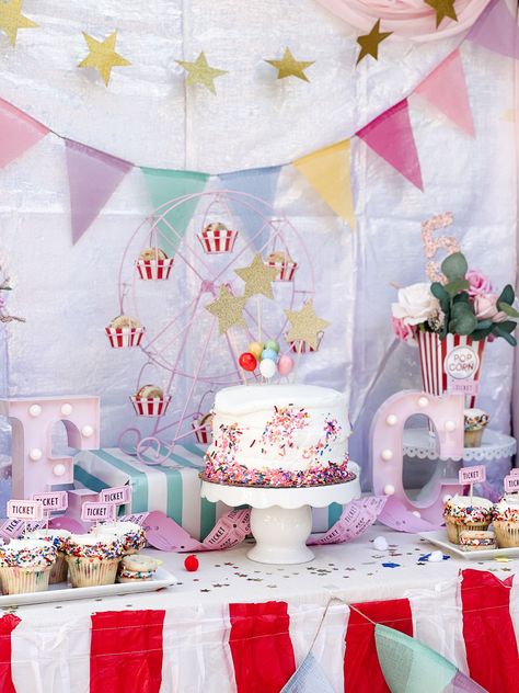 Carnival Party cale table Funfair Birthday Party, Carnival 1st Birthday Party Girl, Carnival Second Birthday Party, Girl Circus Birthday Party, Pastel Carnival Birthday Party, Carnival First Birthday, Carnival Birthday Party Food, Carnival Birthday Party Pastel, Circus Theme Party Pastel