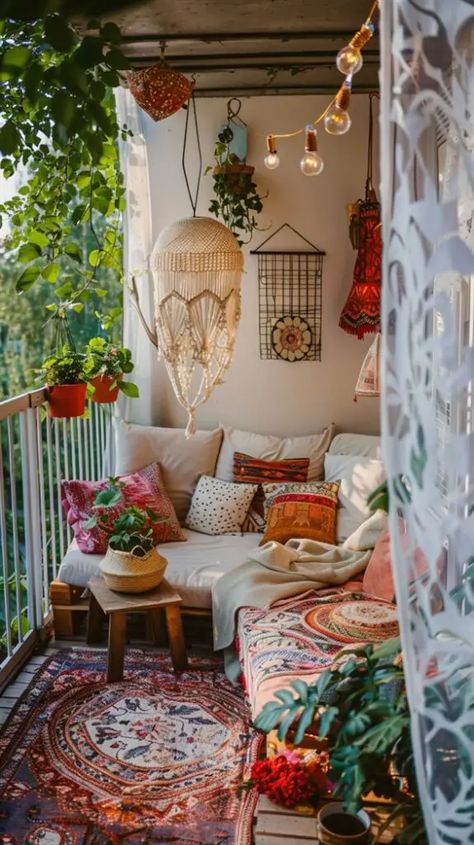 Cozy Boho Balcony Ideas, Colorful Balcony Ideas, Maximalist Balcony, House Decor Bohemian, Boho Balcony Decor, Colorful Balcony, Bohemian Balcony, Boho Home Design, House Decor Boho