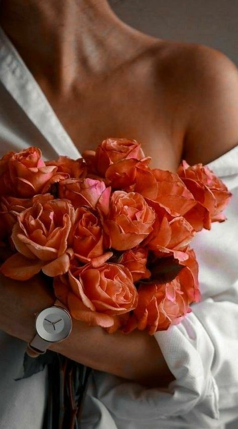 Valentine Photo Shoot, Beautiful Photoshoot Ideas, Flower Photoshoot, Photographie Portrait Inspiration, A Bouquet Of Flowers, Self Portrait Photography, Valentine Photo, Fashion Photography Poses, Best Photo Poses