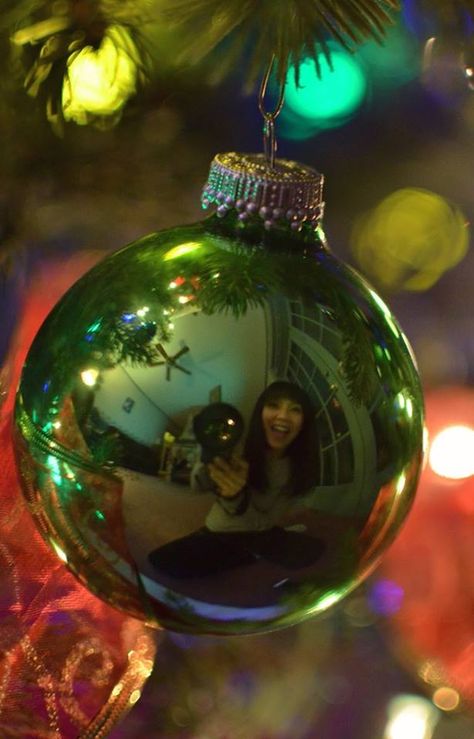 Christmas Selfies Instagram, Photos With Christmas Lights, Xmas Shoot Ideas, Christmas Pictures Instagram, Christmas Self Portrait Ideas, Christmas Selfie Ideas, Christmas Portrait Ideas, Christmas Photos At Home, Creative Christmas Photoshoot