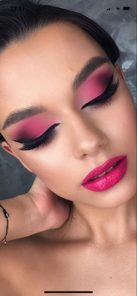 Raspberry Makeup Look, Viva Magenta Makeup, Fushia Makeup, Magenta Eye Makeup, Hot Pink Eyeshadow Looks, Magenta Makeup, Hot Pink Makeup, Makeup 2024, Makeup Ojos